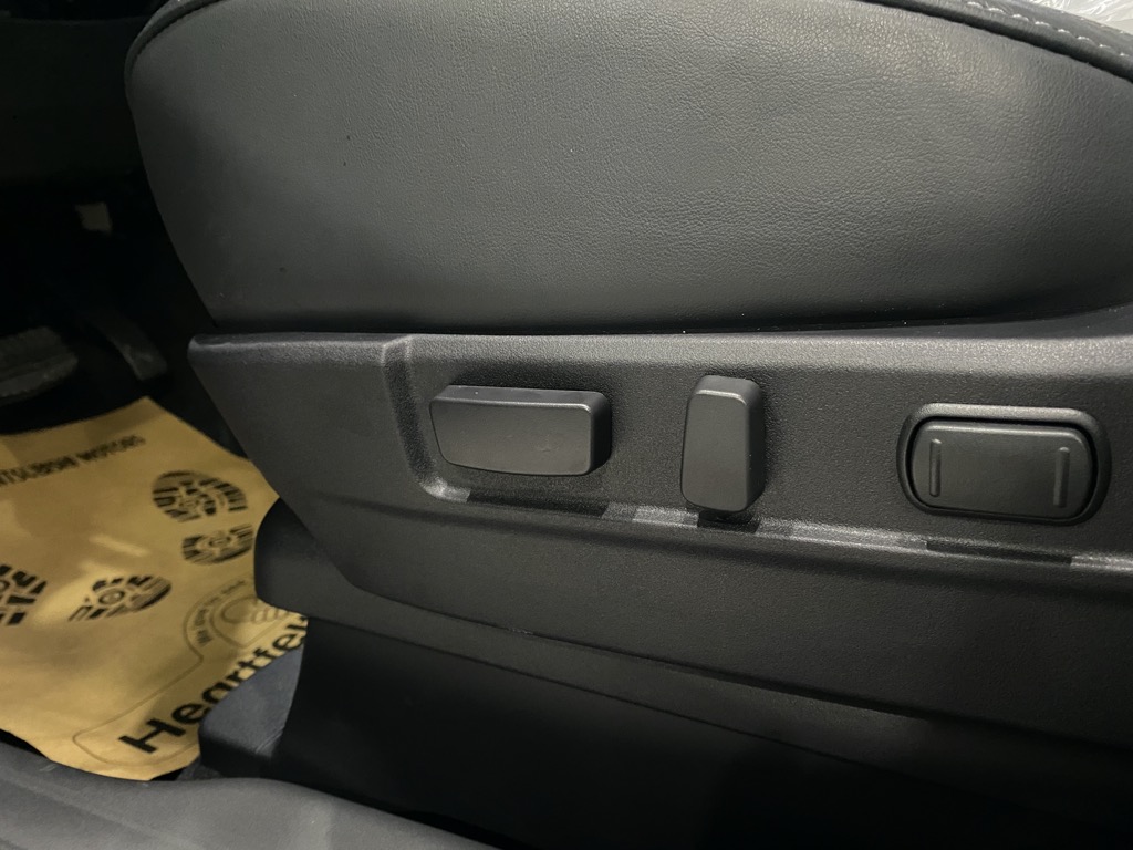 Ghế da chỉnh điện 10 hướng trêb Outlander 2.0 Premium