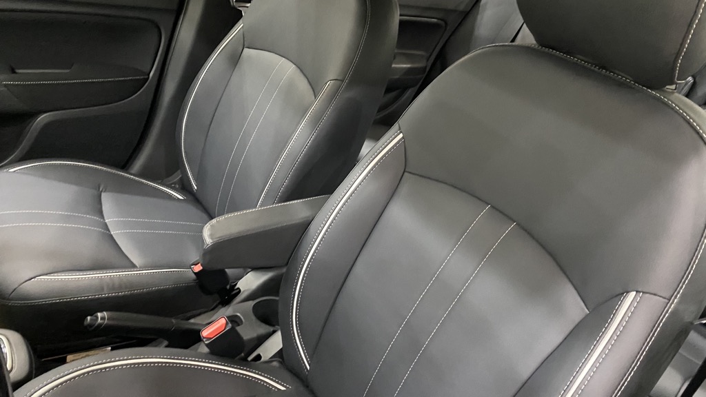 Ghế bọc da cao cấp và dựa tay ghế lái trên Mitsubishi Attrage 2020